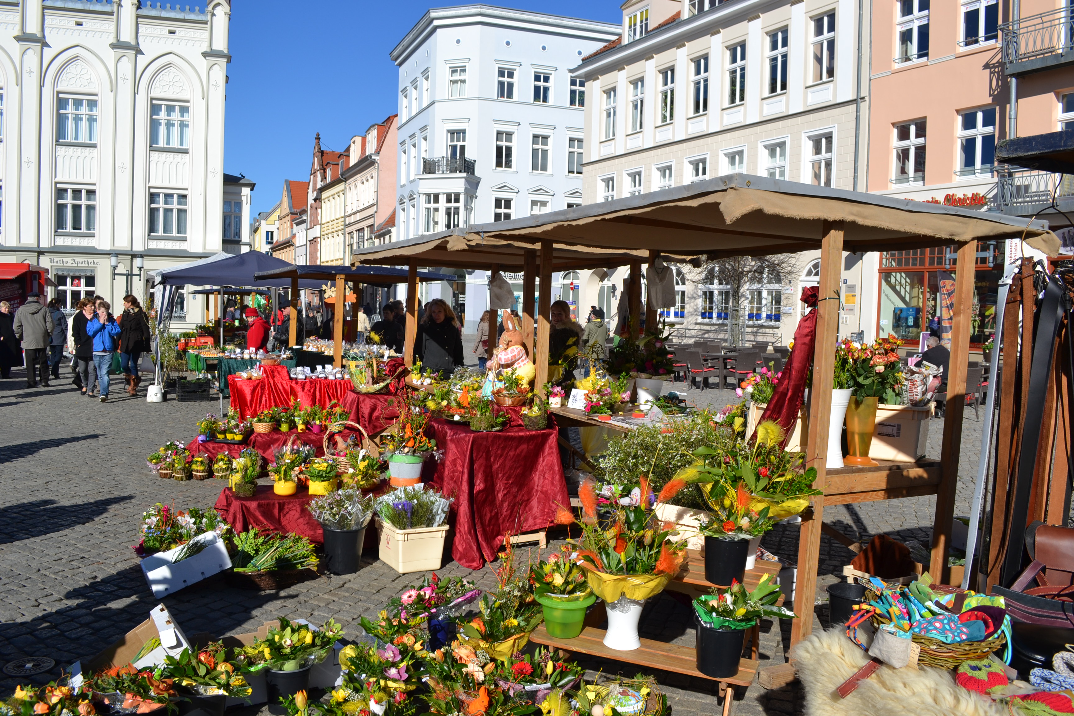 Bei strahlendem Sonnenschein wird osterliches Sortiment angeboten
