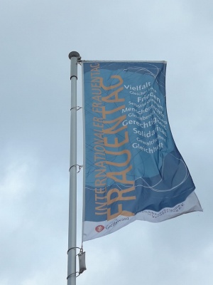 Zum internationalen Frauentag wurde eine Fahne am Greifswalder Bahnhof gehisst - © Claudia Kowalzyck Zum internationalen Frauentag wurde eine Fahne am Greifswalder Bahnhof gehisst